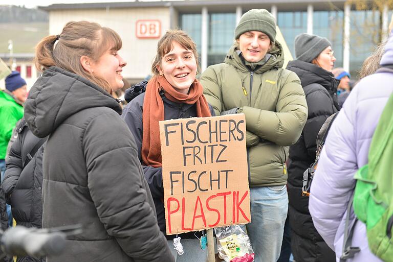 Viele junge Menschen beteiligten sich an der Demo, um für ihre Zukunft zu kämpfen. Viele junge Menschen beteiligten sich an der Demo, um für ihre Zukunft zu kämpfen.