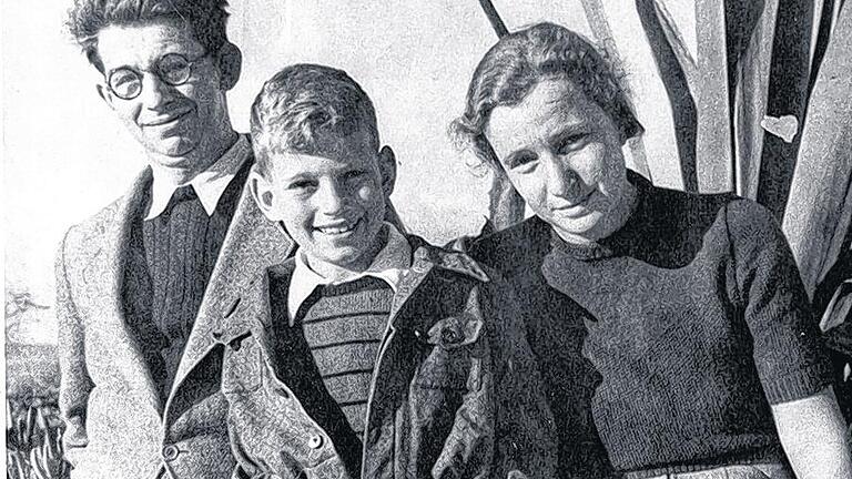 Familie: Fritz Ruschkewitz 1946 mit Sohn Gad und Ehefrau Ida in Tel Aviv.