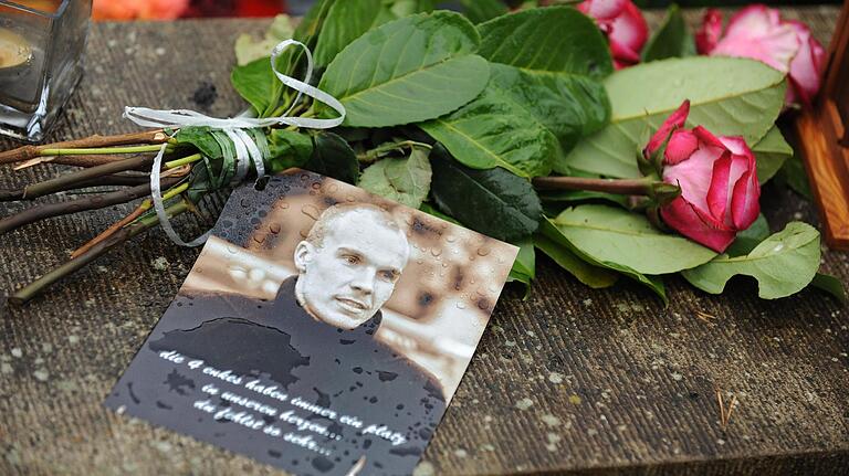 Blumen und ein Bild liegen auf dem Grab von Robert Enke auf dem Friedhof in Empede (Neustadt a.Rbge. /Region Hannover). Archivbild vom November 2010.