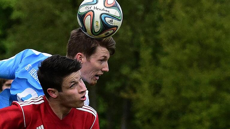 Pascal Hesselbach (hinten) von der SG Heustreu/Hollstadt und Kilian Katzenberger (vorne, FC Eibstadt) gehen nach einem Einwurf in ein Kopfballduell. Wer das gewann, ist nicht überliefert. Das Spiel ging mit 2:1 an Heustreu/Hollstadt.