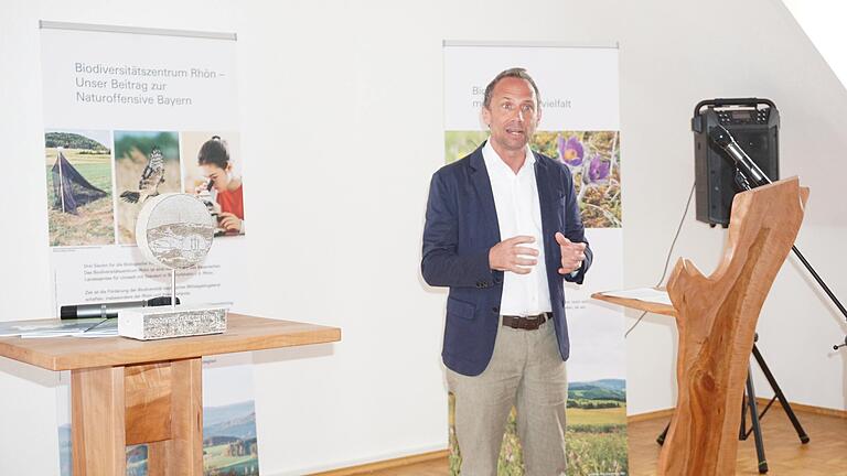 Biodiversität fängt im eigenen Garten, um eigenen Umfeld an. Bayerns Umweltminister Thorsten Glauber sprach anlässlich seines Besuchs im Biodiversitätszentrum in Bischofsheim über den Artenschutz und Beitrag, den jeder einzelne leisten kann.