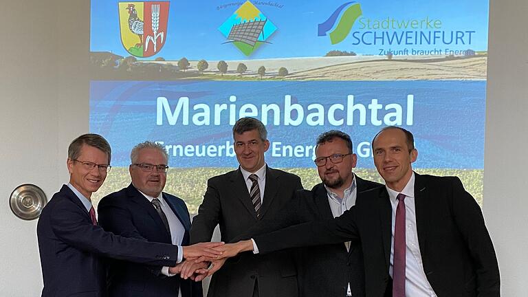 Mit der Gründung der Gesellschaft 'Marienbachtal Erneuerbare Energien GmbH' soll die Energiewende in Schweinfurt vorangetrieben werden. Als Vertreter waren vor Ort (von links): Oberbürgermeister Sebastian Remelé, Willi Warmuth, Bürgermeister Dittelbrunn, Thomas Kästner, Geschäftsführer der Stadtwerke Schweinfurt, Matthias Windsauer, Vorsitzender der Bürgerenergie Marienbachtal eG, und Andreas Göb, Bereichsleiter Technik der Stadtwerke . Mit der Gründung der Gesellschaft 'Marienbachtal Erneuerbare Energien GmbH' soll die Energiewende in Schweinfurt vorangetrieben werden. Als Vertreter waren vor Ort (von links): Oberbürgermeister Sebastian Remelé, Willi Warmuth, Bürgermeister Dittelbrunn, Thomas Kästner, Geschäftsführer der Stadtwerke Schweinfurt, Matthias Windsauer, Vorsitzender der Bürgerenergie Marienbachtal eG, und Andreas Göb, Bereichsleiter Technik der Stadtwerke .
