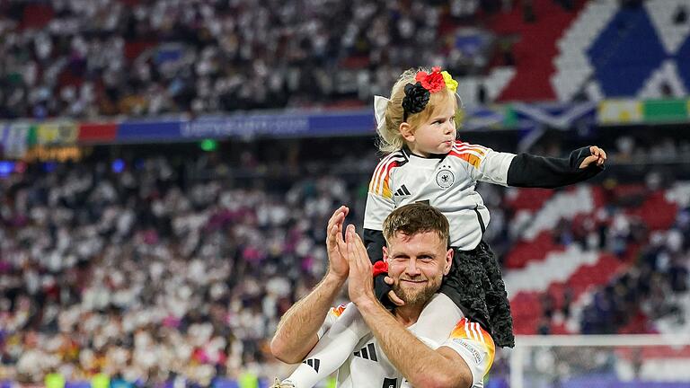 Euro2024: Deutschland-Schottland       -  Niclas Füllkrug trägt nach dem ersten EM-Spiel der Deutschen seine Tochter Emilia durch das Stadion.