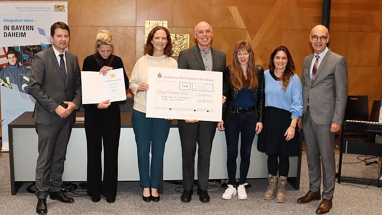 Der erste Preis ging an das Projekt 'Glück auf Rädern'. Im Bild (von links): Staatssekretär Sandro Kirchner, Mareike Eder, Birgit Häusler, Schulleiter Dr. Alban Schraut, Kati Boos, Barbara Wehr und Regierungsvizepräsident Jochen Lange.