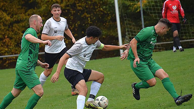 Oberthulbas Kapitän Christian Herrlein (in weiß) hat es hier mit Mirko Kleinhenz (links) und Louis Ziegler gleich mit zwei Gegenspielern zu tun. Nach einer überragenden Seufert-Gala gewinnt die SG Waldberg/Stangenroth mit 4:0.       -  Oberthulbas Kapitän Christian Herrlein (in weiß) hat es hier mit Mirko Kleinhenz (links) und Louis Ziegler gleich mit zwei Gegenspielern zu tun. Nach einer überragenden Seufert-Gala gewinnt die SG Waldberg/Stangenroth mit 4:0.