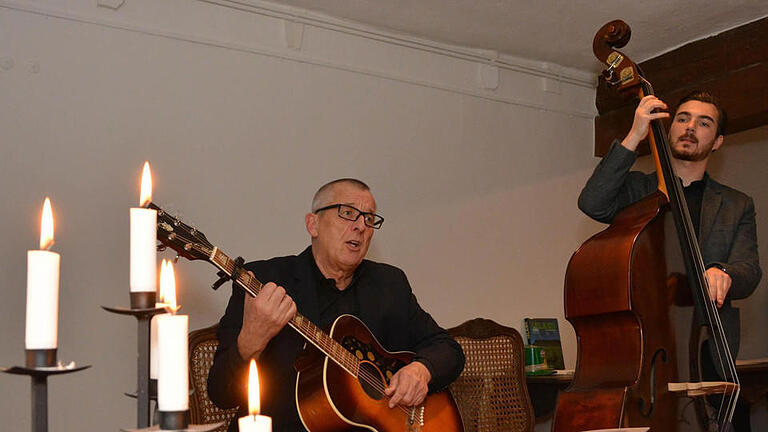 Dennis Dennehy (links) und Yannick Steinborn boten ein gelungenes und abwechslungsreiches Konzert. Foto: Björn Hein       -  Dennis Dennehy (links) und Yannick Steinborn boten ein gelungenes und abwechslungsreiches Konzert. Foto: Björn Hein