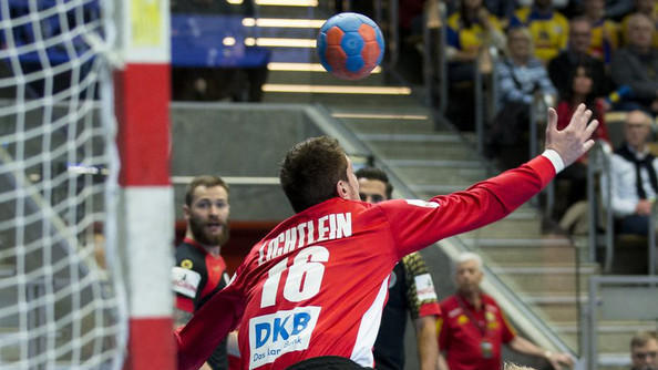 Gegentreffer       -  Schwedens Daniel Pettersson (r) trifft gegen Deutschlands Torwart Carsten Lichtlein. Foto: Michael Erichsen