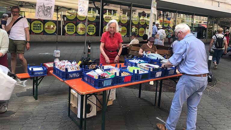 Herr und Frau Okrusch am Sommerhäuser Stand