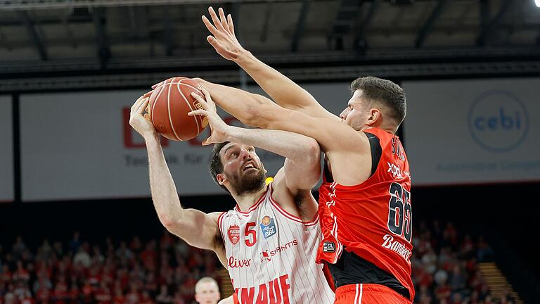 Owen Klassen von den Würzburg Baskets (links) im Zweikampf mit Filip Stanic von den Bamberg Baskets.