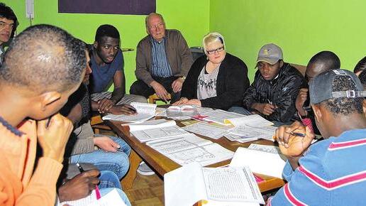 Neue Sprache in einem neuen Land: Unser Bild zeigt die Asylbewerber aus dem Senegal und aus Nigeria, die in Happertshausen untergebracht sind, beim Deutschkurs mit Kristina Räder. Neue Sprache in einem neuen Land: Unser Bild zeigt die Asylbewerber aus dem Senegal und aus Nigeria, die in Happertshausen untergebracht sind, beim Deutschkurs mit Kristina Räder.