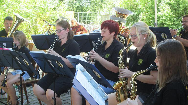 Eine gern gehörte Gastkapelle sind die Thulbataler Musikanten (im Bild) beim Gartenfest der Stadtkapelle Hammelburg. Winfried Ehling       -  Eine gern gehörte Gastkapelle sind die Thulbataler Musikanten (im Bild) beim Gartenfest der Stadtkapelle Hammelburg. Winfried Ehling