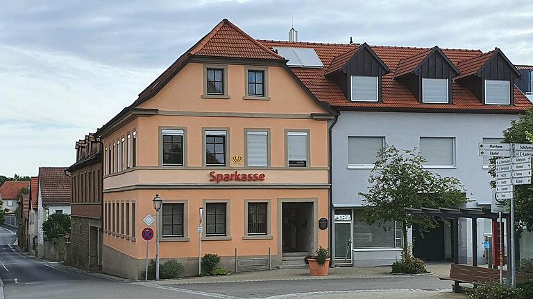 Die Filiale der Sparkasse in Geldersheim soll geschlossen werden. Der Bürgermeister kritisiert diese Entscheidung.