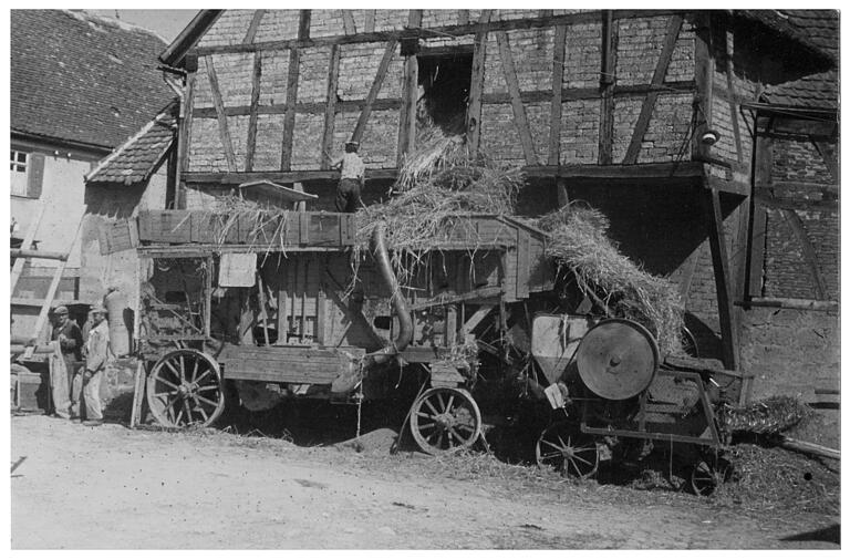 Wenn im späten Herbst die Dreschmaschine auf den Bauernhof kam, begann ein anstrengender Tag für die ganze Bauernfamilie. Die Maschine lief schon in den frühen Morgenstunden auf vollen Touren. Dabei mussten die 'Dreschleut' viel Lärm und Staub ertragen. Doch auch die Zeit der Dreschmaschine, die einst die mühsame Arbeit mit dem Dreschflegel abgelöst hatte, nahm in den 1960er Jahren ein Ende. Jetzt erledigten Mähdrescher in einem Arbeitsgang das Mähen, Dreschen und Strohpressen. Wenn im späten Herbst die Dreschmaschine auf den Bauernhof kam, begann ein anstrengender Tag für die ganze Bauernfamilie. Die Maschine lief schon in den frühen Morgenstunden auf vollen Touren. Dabei mussten die 'Dreschleut' viel Lärm und Staub ertragen. Doch auch die Zeit der Dreschmaschine, die einst die mühsame Arbeit mit dem Dreschflegel abgelöst hatte, nahm in den 1960er Jahren ein Ende. Jetzt erledigten Mähdrescher in einem Arbeitsgang das Mähen, Dreschen und Strohpressen.