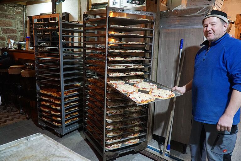 Winfried Eidel am Regal mit den vorgefertigten Pizzen Winfried Eidel am Regal mit den vorgefertigten Pizzen