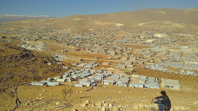 Rund um das libanesische Arsal leben 60 000 syrische Kriegsflüchtlinge in etwa 200 Zeltlagern. Rund um das libanesische Arsal leben 60 000 syrische Kriegsflüchtlinge in etwa 200 Zeltlagern.