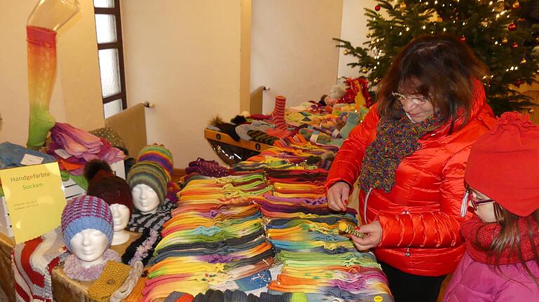 Genau das richtige für die Winterzeit: Selbst gestrickte Strümpfe und Mützen wurden beim Kunsthandwerkermarkt in der Elstalhalle feilgeboten. Genau das richtige für die Winterzeit: Selbst gestrickte Strümpfe und Mützen wurden beim Kunsthandwerkermarkt in der Elstalhalle feilgeboten.