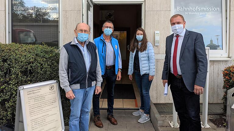Ortsbesuch bei der Würzburger Bahnhofsmission: Landrat Thomas Eberth, Johanna Anken (zuständig für die Ehrenamtlichenarbeit in der Bahnhofsmission), Einrichtungsleiter Michael Lindner-Jung und Helmut Fries, Vorsitzender des Fördervereins. Ortsbesuch bei der Würzburger Bahnhofsmission: Landrat Thomas Eberth, Johanna Anken (zuständig für die Ehrenamtlichenarbeit in der Bahnhofsmission), Einrichtungsleiter Michael Lindner-Jung und Helmut Fries, Vorsitzender des Fördervereins.
