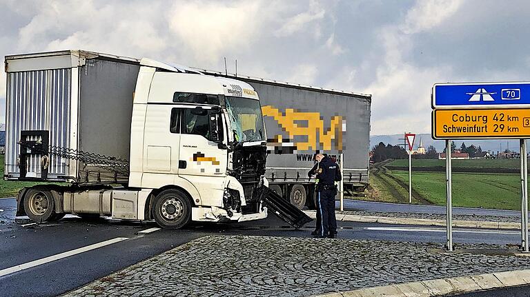 Der Fahrer dieses Lkw übersah den Bus nach ersten Erkenntnissen der ermittelnden Polizeibeamten beim Abbiegen.