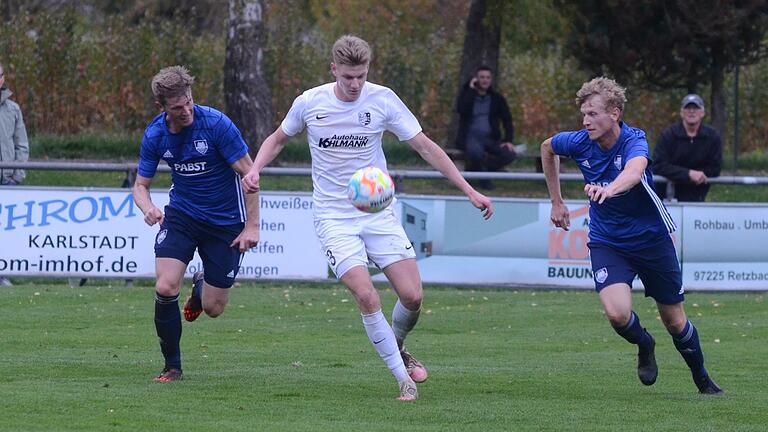 Adrian Winter (Mitte), hier am 15. Oktober bedrängt von den Gochsheimern Jonas Lamberty (links) und Moritz Pfister (rechts), wird dem TSV Karlburg wohl die gesamte Saison fehlen. Adrian Winter (Mitte), hier am 15. Oktober bedrängt von den Gochsheimern Jonas Lamberty (links) und Moritz Pfister (rechts), wird dem TSV Karlburg wohl die gesamte Saison fehlen.