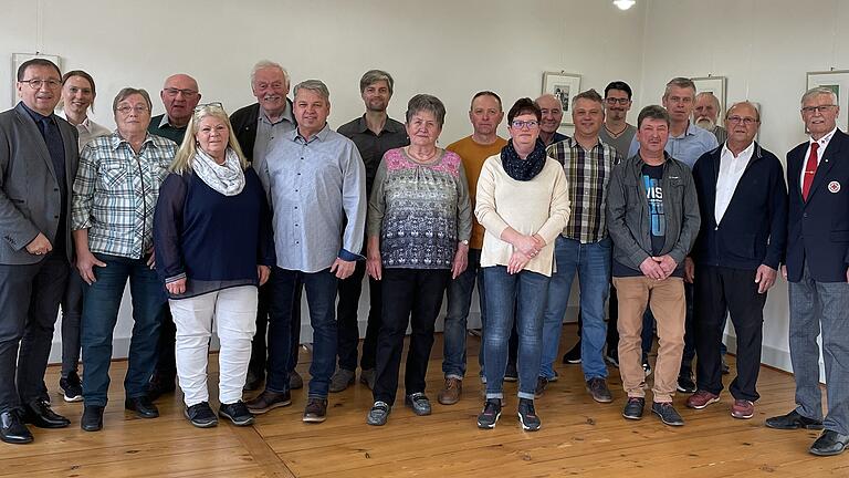 Bürgermeister Friedel Heckenlauer (links) und BRK-Ehrenkreisvorsitzender Hartmut Bräuer ehrten treue Blutspender aus dem Markt Stadtlauringen.