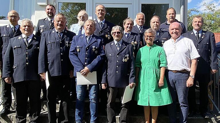 Für 40 Jahre Feuerwehrdienst wurden in Zimmerau Wehrleute ausgezeichnet. Unser Bild zeigt sie gemeinsam mit Kreisbrandrat Stefan Schmöger, den Kreisbrandmeistern André Knies und Christoph Wohlfart (links) sowie Bürgermeisterin Angelika Götz, Landrat Thomas Habermann und Kreisbrandmeister Thomas Ganz (rechts).