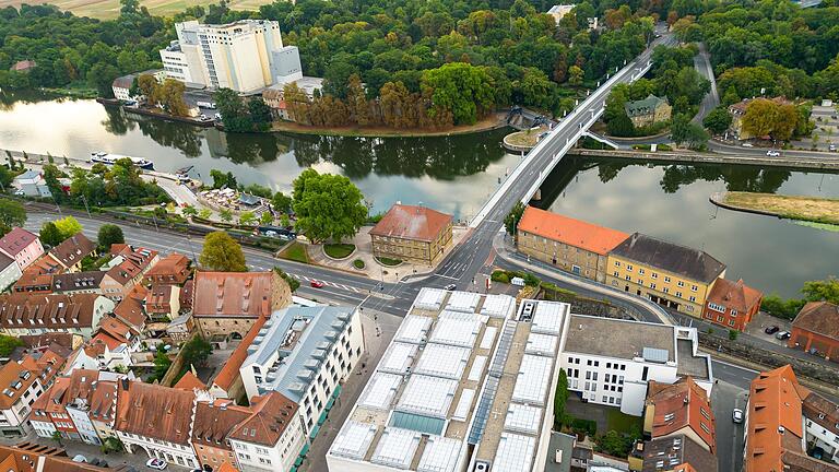 Luftbild der Maxbrücke in Schweinfurt und der so genannten Harmonie-Kreuzung. Im Vordergrund das Museum Georg Schäfer.