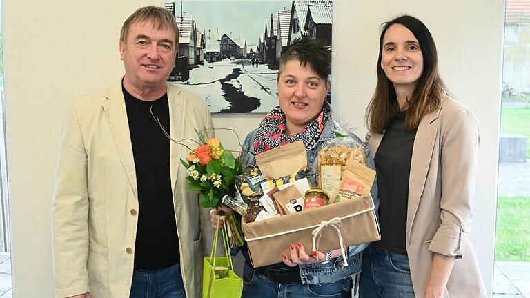 Bei der Verabschiedung (von links): Bürgermeister Hubert Endres, Tina Camozzi und Carolin Schuler von der Vhs.