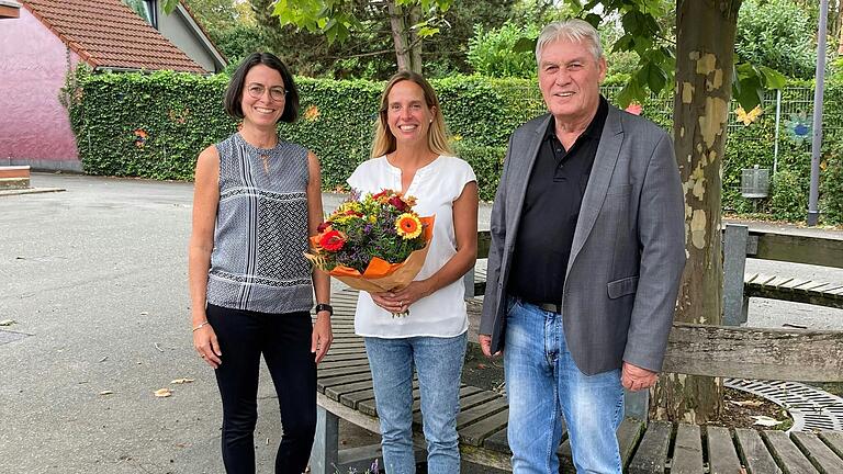 Zum Schuljahresanfang wurde Susanne Winter als stellvertretende Schulleiterin der Grundschule Bergtheim herzlich begrüßt. Von links: Schulleiterin Stephanie Kordmann, Konrektorin Susanne Winter und Bürgermeister und Schulverbandsvorsitzender Konrad Schlier aus Bergtheim.