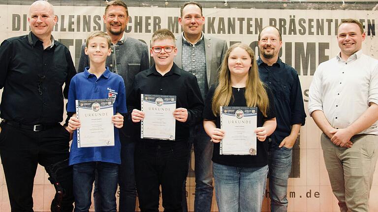 Von links Matthias Kral (2. Vorsitzender Musikverein Obereuerheim), Vincent Seufert, Jens Machnow (Bürgermeister Gemeinde Grettstadt), Felix Finster, Peter Geb (Kreisvorsitzender im Nordbayerischen Musikbund), Isabel Schima, Michael Seufert, Walter Hartmann (1. Vorsitzender Musikverein Obereuerheim).