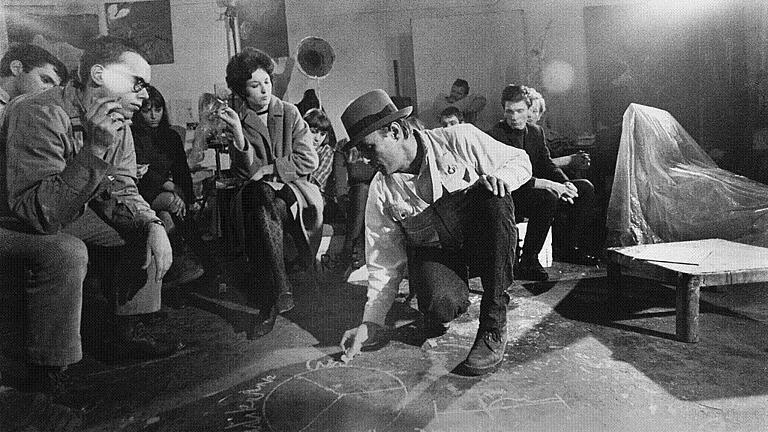 Eine Ikone der 68er-Bewegung - (jogi) Am Mittwoch, 18. April, zeigt das Lohrer Stattkino „Beuys“ von Andres Veiel um 18 und 20.15 Uhr. Zum Abschluss der neunten Staffel bringt auch das Stattkino einen Beitrag zur Ära der 68er, die jetzt nach 50 Jahren überall in den Medien präsent ist. Regisseur Andres Veiel lässt in „Beuys“ den damals umstrittenen, inzwischen zum Klassiker gewordenen Künstler allein mit Archivmaterial wieder lebendig werden. Er und seine Editoren Stephan Krumbiegel und Olaf Voigtländer zeichnen in ihrer Collage unzähliger, oft bisher unerschlossener Bild- und Tondokumente das Bild eines einzigartigen Menschen und Künstlers, der in seiner rastlosen Kreativität Grenzen sprengte. Beuys ist kein klassisches Porträt, sondern eine intime Betrachtung des Menschen, seiner Kunst und seiner Ideenräume, mitreißend, provozierend und verblüffend gegenwärtig.Foto Piffl Filmverleih Eine Ikone der 68er-Bewegung - (jogi) Am Mittwoch, 18. April, zeigt das Lohrer Stattkino „Beuys“ von Andres Veiel um 18 und 20.15 Uhr. Zum Abschluss der neunten Staffel bringt auch das Stattkino einen Beitrag zur Ära der 68er, die jetzt nach 50 Jahren überall in den Medien präsent ist. Regisseur Andres Veiel lässt in „Beuys“ den damals umstrittenen, inzwischen zum Klassiker gewordenen Künstler allein mit Archivmaterial wieder lebendig werden. Er und seine Editoren Stephan Krumbiegel und Olaf Voigtländer zeichnen in ihrer Collage unzähliger, oft bisher unerschlossener Bild- und Tondokumente das Bild eines einzigartigen Menschen und Künstlers, der in seiner rastlosen Kreativität Grenzen sprengte. Beuys ist kein klassisches Porträt, sondern eine intime Betrachtung des Menschen, seiner Kunst und seiner Ideenräume, mitreißend, provozierend und verblüffend gegenwärtig.Foto Piffl Filmverleih