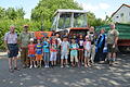 Die Kleinrinderfelder Kinder mit (von links) Traktorbesitzer Helmut Neckermann, Waidmann Edgar Schaub, Falkner Harald Dellert, Bürgermeisterin Eva Linsenbreder und Revierpächter Karl Dürr. Foto: Ulrich Stadlbauer