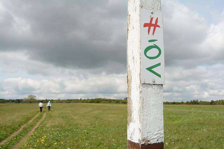 Über die Hohe Rhön erstreckt sich ein großes Wanderwegenetz. Die Hochrhöntour" ist mit einem roten "H" gekennzeichnet. Über die Hohe Rhön erstreckt sich ein großes Wanderwegenetz. Die Hochrhöntour" ist mit einem roten "H" gekennzeichnet.