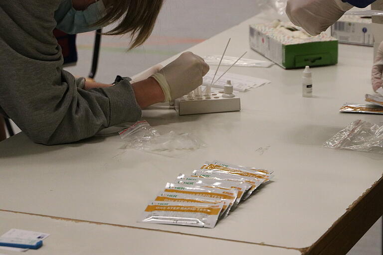 Die Sportlerinnen werten die Schnell-Tests in der Halle selbst aus.