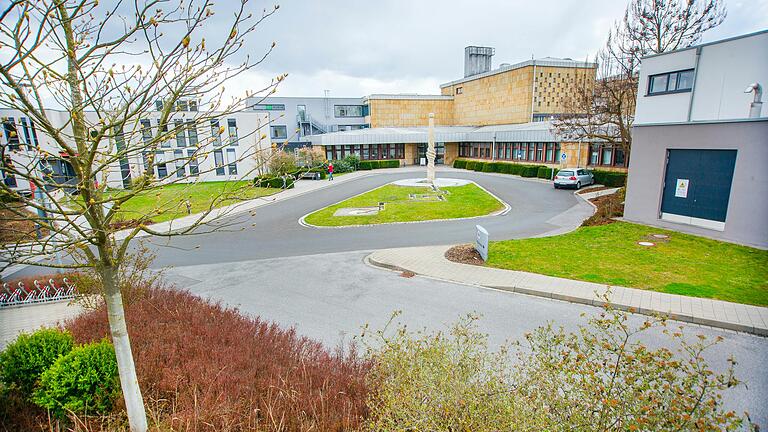 Das Haßfurter Krankenhaus beziehungsweise die Haßberg-Kliniken und auch das MVZ benötigen bis Jahresende mehr Geld vom Landkreis als eigentlich vorgesehen. (Archivbild)