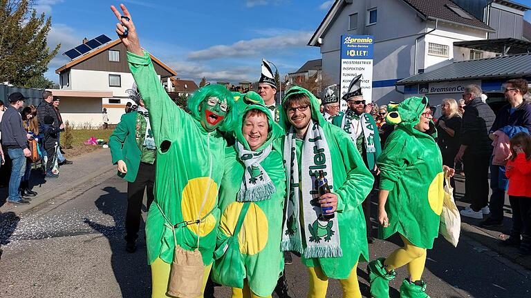 Faschingszug in Marktheidenfeld: Ein 'Helau' der 'Alpfler Laabfrösch' aus dem Stadtteil Altfeld. Faschingszug in Marktheidenfeld: Ein 'Helau' der 'Alpfler Laabfrösch' aus dem Stadtteil Altfeld.