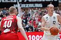 Collin Welp (links) von den Würzburg Baskets verteidigt gegen Hamburgs Seth Hinrichs (mit Ball). Die beiden Deutsch-Amerikaner könnten am 1. Oktober erneut im direkten Duell aufeinandertreffen.