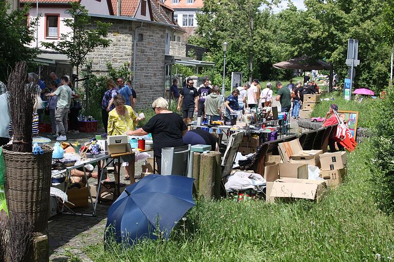 So viele Flohmarktstände wie beim Maimarkt gab es in Karlstadt schon lange nicht mehr. So viele Flohmarktstände wie beim Maimarkt gab es in Karlstadt schon lange nicht mehr.