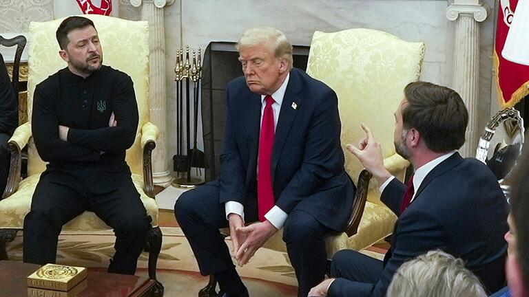 US-Vizepräsident JD Vance (rechts) spricht mit dem ukrainischen Präsidenten Wolodymyr Selenskyj (links) im Beisein von US-Präsident Donald Trump (M) im Oval Office des Weißen Hauses.