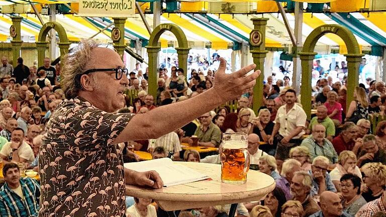 Schnellfeuergewehr im Flamingo-Hemd: Kabarettist Urban Priol führte sein gut gelauntes Publikum im vollen Bierzelt der Spessartfestwoche durch Umbruchsituationen und pessimistische Weltsichten.