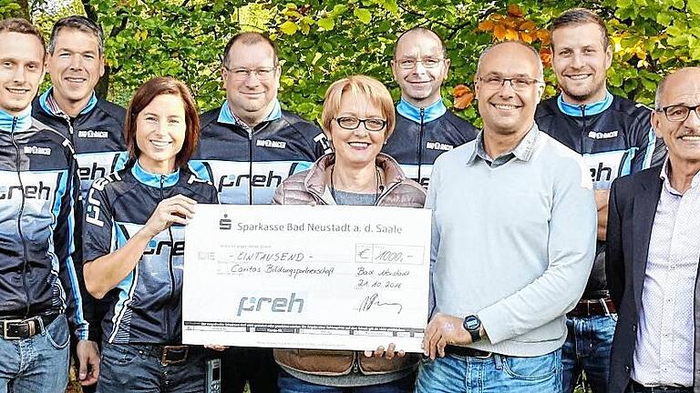 Beschäftigte radelten für guten Zweck - (hawo) Preh-Mitarbeiter waren beim Hallenbike in Poppenhausen/Rhön (Lkr. Fulda) am Start gewesen. Jetzt wurde eine Spende von 1000 Euro an die Bildungspartnerschaft Rhön-Grabfeld übergeben. In einem 48-Stunden-Rennen war das Preh-Team insgesamt rund 1180 Kilometer auf der Rolle gestrampelt und damit auf Platz acht gelandet. Die Geschäftsführung des Bad Neustädter Unternehmens belohnte die Leistung seiner Mitarbeiter mit einer Spende für einen guten Zweck. Die Wahl fiel diesmal auf die Bildungspartnerschaft Rhön-Grabfeld. Diese Initiative unterstützt im Landkreis neun Grundschulen und stellt zum Beispiel unbürokratisch Fachkräfte zur Verfügung, um den Kindern hierzulande bestmögliche Bildungschancen zu ermöglichen. Gudrun Hellmuth und Markus Till (vorne) nahmen als Vertreter der Bildungspartnerschaft die Spende entgegen und dankten für die Unterstützung. Beschäftigte radelten für guten Zweck - (hawo) Preh-Mitarbeiter waren beim Hallenbike in Poppenhausen/Rhön (Lkr. Fulda) am Start gewesen. Jetzt wurde eine Spende von 1000 Euro an die Bildungspartnerschaft Rhön-Grabfeld übergeben. In einem 48-Stunden-Rennen war das Preh-Team insgesamt rund 1180 Kilometer auf der Rolle gestrampelt und damit auf Platz acht gelandet. Die Geschäftsführung des Bad Neustädter Unternehmens belohnte die Leistung seiner Mitarbeiter mit einer Spende für einen guten Zweck. Die Wahl fiel diesmal auf die Bildungspartnerschaft Rhön-Grabfeld. Diese Initiative unterstützt im Landkreis neun Grundschulen und stellt zum Beispiel unbürokratisch Fachkräfte zur Verfügung, um den Kindern hierzulande bestmögliche Bildungschancen zu ermöglichen. Gudrun Hellmuth und Markus Till (vorne) nahmen als Vertreter der Bildungspartnerschaft die Spende entgegen und dankten für die Unterstützung.