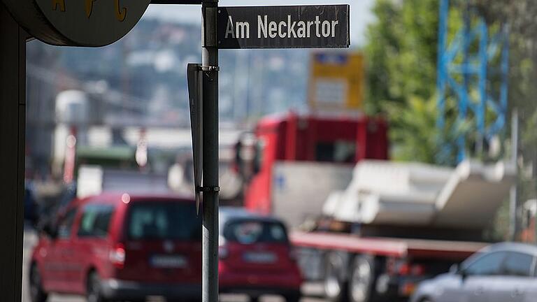 Verkehr in Stuttgart       -  Die Kreuzung &bdquo;Am Neckartor&ldquo; in Stuttgart gilt als besonders stark durch Luftverschmutzung belastet.