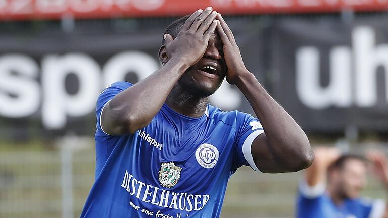 Mamadou Bah schlägt sich die Hände vors Gesicht: Das 1:3 beim FC Eintracht Bamberg war das vierte sieglose Spiel in Folge für den Würzburger FV in der Fußball-Bayernliga Nord. Jedoch haben die Zellerauer an den ersten sechs Spieltagen auch gegen jene vier Teams gespielt, die in der aktuellen Tabelle auf den Plätzen eins bis vier stehen (Archivfoto).