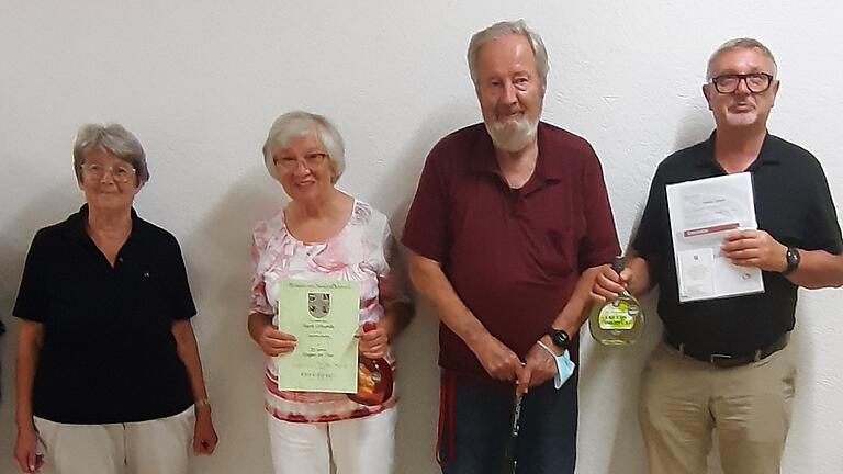 Geehrt&nbsp; für langjähriges Chorsingen beim Liederkranz Giebelstadt wurden (von links): Maria Schröder (zehn Jahre), Josefine Zacher (25 Jahre),&nbsp; Rolf Ansbach (zehn Jahre) und Herbert Tobisch (50 Jahre).