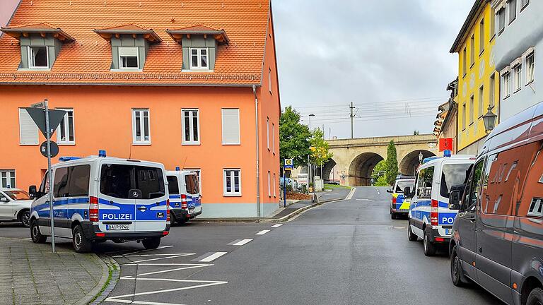 Durchsuchung in Kitzingen im September 2022: Die Polizei ermittelte in einer Seniorenwohnanlage. Jetzt müssen die Betreiber wegen Betruges vor Gericht.