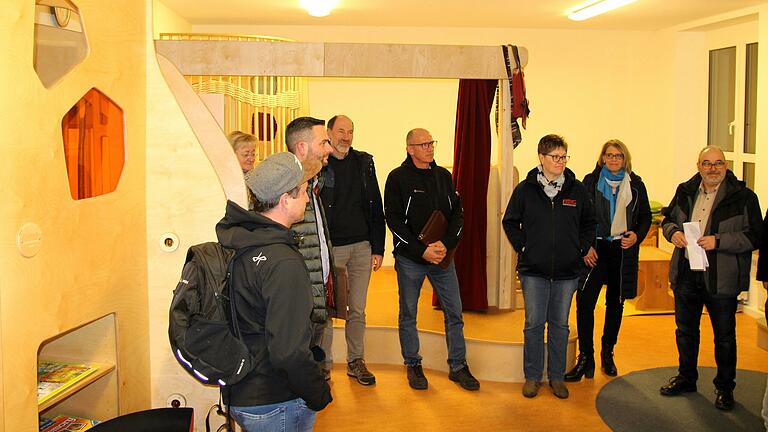 Vor der Ratssitzung am Dienstag inspizierten die Mitglieder des Schwarzacher Gemeinderats die neuen Spielmöbel im Kindergarten St. Josef in Stadtschwarzach.