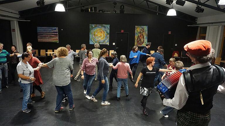 Am 12. Juni, 20.30 Uhr, lädt der Bayerische Landesverein für Heimatpflege, Beratungsstelle für Volksmusik in Franken, in Kooperation mit der Kulturfabrik KUFA wieder Tanz- und Musikbegeisterte zum offenen Tanzen mit Musikantenstammtisch in die Kulturfabrik KUFA ein. Am 12. Juni, 20.30 Uhr, lädt der Bayerische Landesverein für Heimatpflege, Beratungsstelle für Volksmusik in Franken, in Kooperation mit der Kulturfabrik KUFA wieder Tanz- und Musikbegeisterte zum offenen Tanzen mit Musikantenstammtisch in die Kulturfabrik KUFA ein.