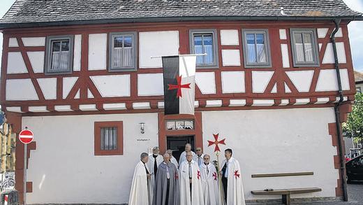 Neue Heimat: Die &bdquo;Ritter&ldquo; von der OMTH haben in langjähriger Arbeit die &bdquo;Arche&ldquo; im Herzen der Stadt zu einem Komtur-, Pilger- und Jugendgästehaus umgebaut. Zum Fest der feierlichen Übernahme trafen sich die Ordensbrüder vor ihrem Domizil.