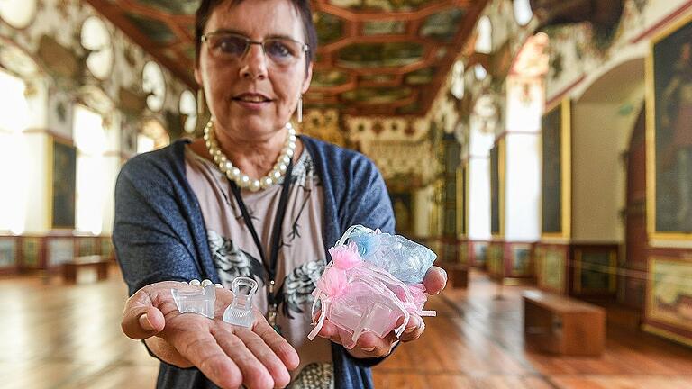 Monika Menth von der Schlossverwaltung zeigt im Rittersaal die Kunststoffkappen für Stilettos. Monika Menth von der Schlossverwaltung zeigt im Rittersaal die Kunststoffkappen für Stilettos.