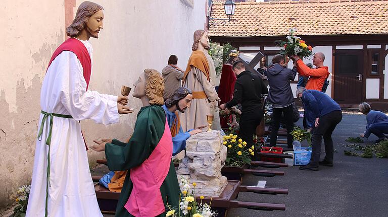 Karfreitag in Lohr: Freiwillige Helfer tragen die Figuren aus der Kapuzinerkirche und bereiten sie auf die Prozession vor.