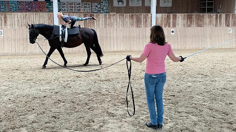 Julia Kutzbach (Trainerin) mit Voltigierschülerin Nora.